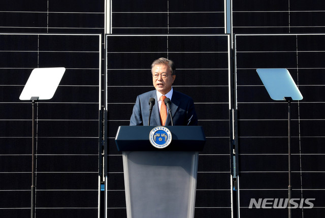 【군산=뉴시스】박진희 기자 = 문재인 대통령이 30일 전북 군산시 유수지 수상태양광부지에서 열린 '새만금 재생에너지 비전 선포식'에 참석하여 인사말을 하고 있다. 2018.10.30. pak7130@newsis.com