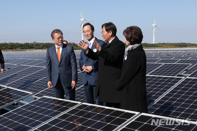 【군산=뉴시스】박진희 기자 = 문재인 대통령이 30일 전북 군산시 유수지 수상태양광부지에서 열린 '새만금 재생에너지 비전 선포식' 행사를 마치고 수상태양광 시설을 돌아보고 있다. 오른쪽부터 김현미 국토교통부 장관, 성윤모 산업통상자원부 장관, 송하진 전북도지사, 문재인 대통령. 2018.10.30. pak7130@newsis.com