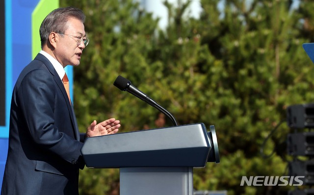 【군산=뉴시스】박진희 기자 = 문재인 대통령이 30일 전북 군산시 유수지 수상태양광부지에서 열린 '새만금 재생에너지 비전 선포식'에 참석하여 인사말을 하고 있다. 2018.10.30. pak7130@newsis.com