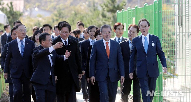 【군산=뉴시스】박진희 기자 = 문재인 대통령이 30일 전북 군산시 유수지 수상태양광부지에서 열린 '새만금 재생에너지 비전 선포식' 행사를 마치고 수상태양광 시설을 살펴보고 있다. 2018.10.30. pak7130@newsis.com