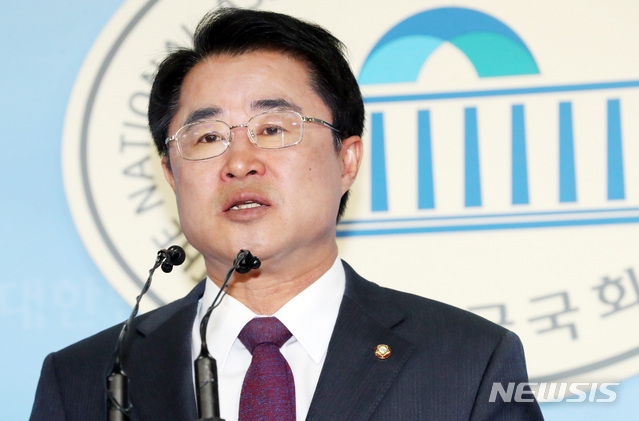 【서울=뉴시스】박영태 기자 = 최경환 민주평화당 의원이 지난 30일 오후 서울 영등포구 여의도 국회 정론관에서 광주 5.18계엄군에 의한 성폭행과 관련해 진상조사위원회를 통해 명명백백하게 밝혀야 한다며 기자회견을 하고 있다. 2018.10.30.since1999@newsis.com