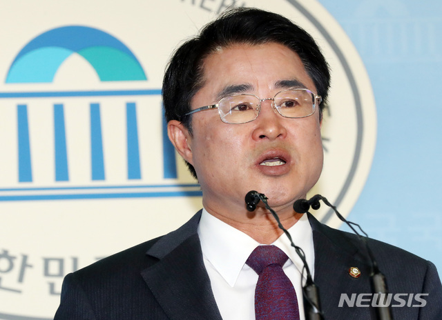 【서울=뉴시스】박영태 기자 = 최경환 민주평화당 의원이 30일 오후 서울 영등포구 여의도 국회 정론관에서 광주 5.18계엄군에 의한 성폭행과 관련해 진상조사위원회를 통해 명명백백하게 밝혀야 한다며 기자회견을 하고 있다. 2018.10.30. since1999@newsis.com