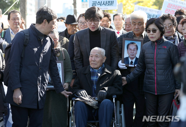 【서울=뉴시스】김선웅 기자 = 강제징용 피해자 이춘식 씨가 30일 오후 서울 서초구 대법원에서 열린 일제강제동원 피해자들의 신일철주금에 대한 손해배상 청구소송 재상고심 판결에 참석하기 위해 법정으로 향하고 있다. 2018.10.30. mangusta@newsis.com