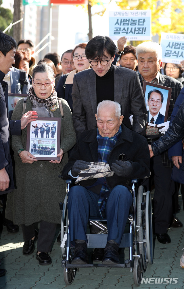 【서울=뉴시스】김선웅 기자 = 강제징용 피해자 이춘식 씨가 30일 오후 서울 서초구 대법원에서 열린 일제강제동원 피해자들의 신일철주금에 대한 손해배상 청구소송 재상고심 판결에 참석하기 위해 법정으로 향하고 있다. 2018.10.30. mangusta@newsis.com