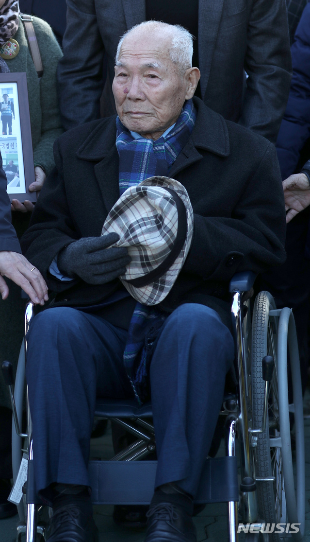 【서울=뉴시스】김선웅 기자 = 강제징용 피해자 이춘식 씨가 30일 오후 서울 서초구 대법원에서 열린 일제강제동원 피해자들의 신일철주금에 대한 손해배상 청구소송 재상고심 판결에 참석하기 위해 법정으로 향하고 있다. 2018.10.30. mangusta@newsis.com