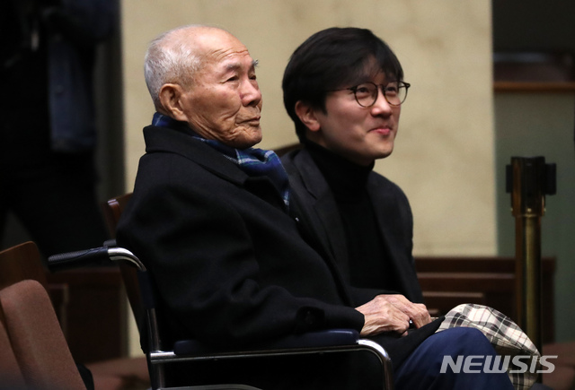 【서울=뉴시스】김선웅 기자 = 강제징용 피해자 이춘식 씨가 30일 오후 서울 서초구 대법원에서 열린 일제강제동원 피해자들의 신일철주금에 대한 손해배상 청구소송 재상고심 판결 시작을 기다리고 있다. 2018.10.30. mangusta@newsis.com