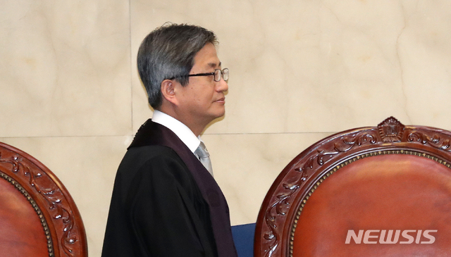 【서울=뉴시스】김선웅 기자 = 김명수 대법원장이 30일 오후 서울 서초구 대법원에서 열린 일제강제동원 피해자들의 신일철주금에 대한 손해배상 청구소송 재상고심 판결 등 전원합의체에 참석하고 있다. 2018.10.30. mangusta@newsis.com