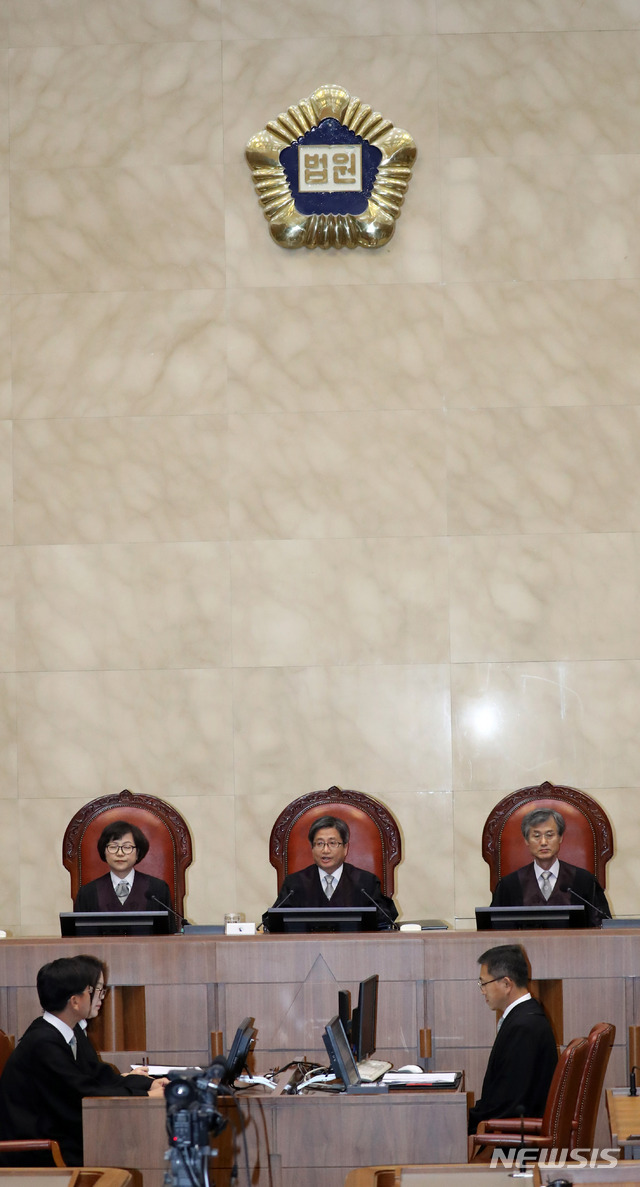 【서울=뉴시스】김선웅 기자 = 김명수 대법원장이 30일 오후 서울 서초구 대법원에서 열린 일제강제동원 피해자들의 신일철주금에 대한 손해배상 청구소송 재상고심 판결 등 전원합의체에 참석하고 있다. 2018.10.30.&nbsp; mangusta@newsis.com