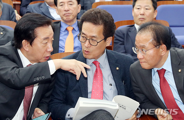 【서울=뉴시스】이종철 기자&nbsp; = 30일 서울 여의도 국회에서 열린 한국당 의원총회에서 김성태 원내대표, 함진규 정책위의장, 윤재옥 원내수석부대표가 의견을 나누고 있다. 2018.10.30.&nbsp; jc4321@newsis.com