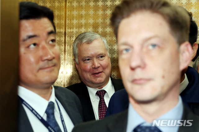 【서울=뉴시스】조성봉 기자 = 30일 오후 서울 종로구 정부서울청사 집무실에서 조명균 통일부 장관과 면담을 마친 스티븐 비건 미국 국무부 대북정책 특별대표가 엘리베이터를 타고 있다.&nbsp; 2018.10.30.suncho21@newsis.com