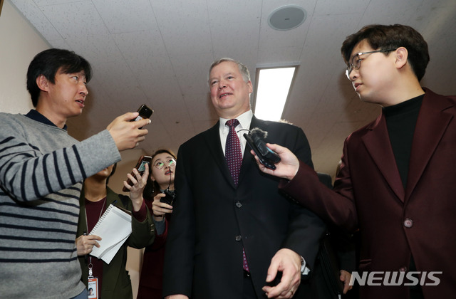 【서울=뉴시스】조성봉 기자 = 30일 오후 서울 종로구 정부서울청사 집무실에서 조명균 통일부 장관과 면담을 마친 스티븐 비건 미국 국무부 대북정책 특별대표가 취재진의 질문에 미소를 짓고 있다. 2018.10.30.suncho21@newsis.com
