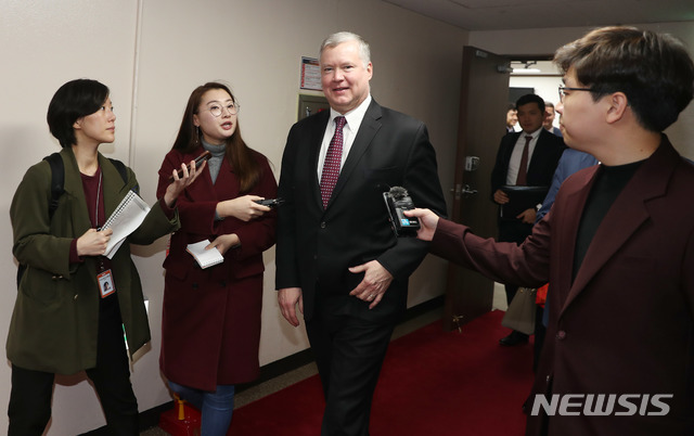 【서울=뉴시스】조성봉 기자 = 30일 오후 서울 종로구 정부서울청사 집무실에서 조명균 통일부 장관과 면담을 마친 스티븐 비건 미국 국무부 대북정책 특별대표가 취재진에게 질문세례를 받고 있다.&nbsp; 2018.10.30.suncho21@newsis.com