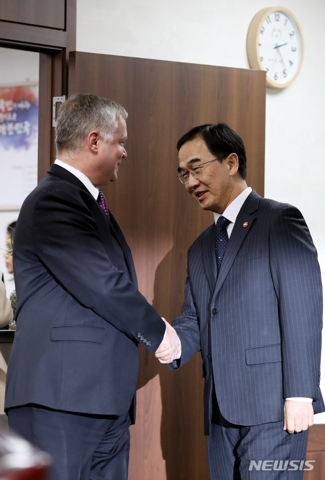 【서울=뉴시스】조성봉 기자 = 조명균 통일부 장관이 30일 오후 서울 종로구 정부서울청사 집무실에서 한미간 대북공조 논의를 위해 방한한 스티븐 비건(왼쪽) 미국 국무부 대북정책 특별대표와 악수하고 있다.&nbsp;&nbsp; 2018.10.30.suncho21@newsis.com
