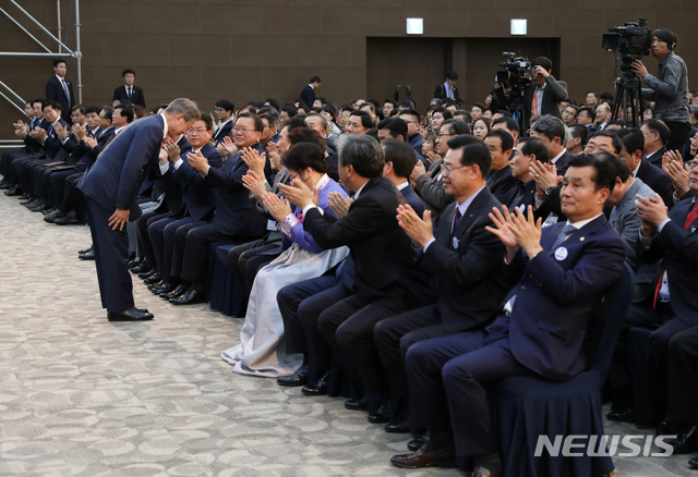 【경주=뉴시스】전신 기자 = 문재인 대통령이 30일 경북 경주 천궁동 경주화백컨벤션센터에서 열린 제6회 지방자치의 날 기념식에서 기념사를 마친 뒤 자리에 돌아와 인사를 하고 있다. 2018.10.30. photo1006@newsis.com