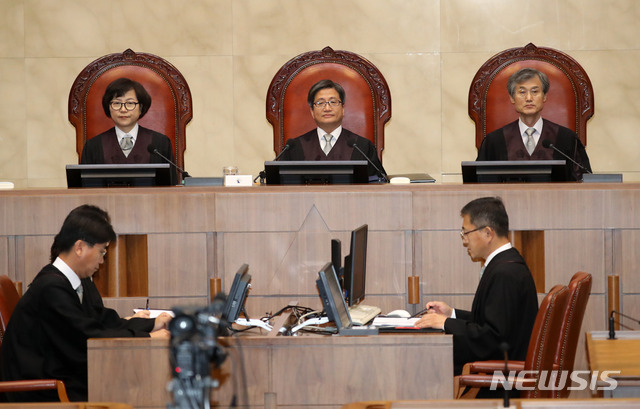 【서울=뉴시스】김선웅 기자 = 김명수 대법원장이 30일 오후 서울 서초구 대법원에서 열린 일제강제동원 피해자들의 신일철주금에 대한 손해배상 청구소송 재상고심 판결 등 전원합의체에 참석하고 있다. 2018.10.30.&nbsp; mangusta@newsis.com