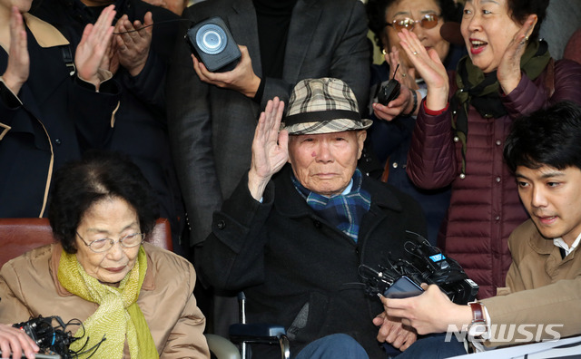 【서울=뉴시스】김선웅 기자 = 지난달 30일 강제징용 피해자 이춘식 씨가 서울 서초구 대법원에서 열린 신일철주금에 대한 손해배상 청구소송 재상고심 승소 이후 법원을 나서고 있다. 2018.10.30. mangusta@newsis.com