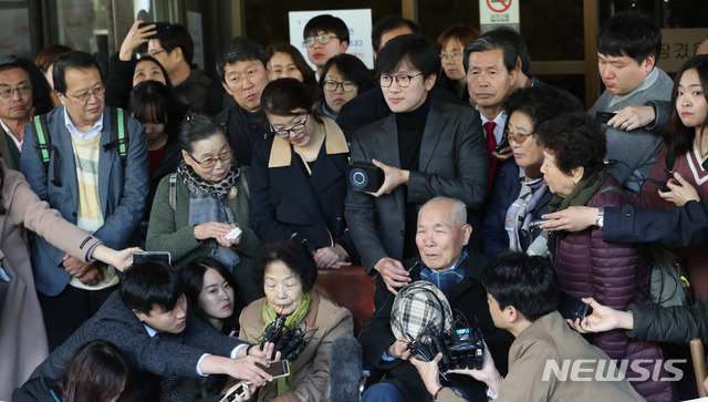 【서울=뉴시스】김선웅 기자 = 강제징용 피해자 이춘식 씨가 30일 오후 서울 서초구 대법원에서 열린 일제강제동원 피해자들의 신일철주금에 대한 손해배상 청구소송 재상고심 판결에 참석, 선고를 마친 후 법원을 나와 기자회견을 하고 있다. 대법원은 일본 기업이 강제징용 피해자에 1억원을 배상해야 한다고 판결했다. 2018.10.30.&nbsp; mangusta@newsis.com