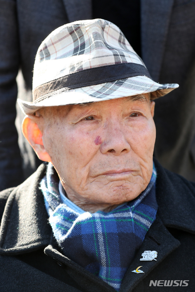 【서울=뉴시스】김선웅 기자 = 강제징용 피해자 이춘식 씨가 30일 오후 서울 서초구 대법원에서 열린 일제강제동원 피해자들의 신일철주금에 대한 손해배상 청구소송 재상고심 판결에 참석, 선고를 마친 후 법원을 나서고 있다. 대법원은 일본 기업이 강제징용 피해자에 1억원을 배상해야 한다고 판결했다. 2018.10.30. mangusta@newsis.com