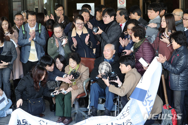 【서울=뉴시스】김선웅 기자 = 강제징용 피해자 이춘식 씨가 30일 오후 서울 서초구 대법원에서 열린 일제강제동원 피해자들의 신일철주금에 대한 손해배상 청구소송 재상고심 판결에 참석, 선고를 마친 후 법원나와 기자회견을 하는 가운데 참석자들이 박수를 치고 있다. 대법원은 일본 기업이 강제징용 피해자에 1억원을 배상해야 한다고 판결했다. 2018.10.30.&nbsp; mangusta@newsis.com