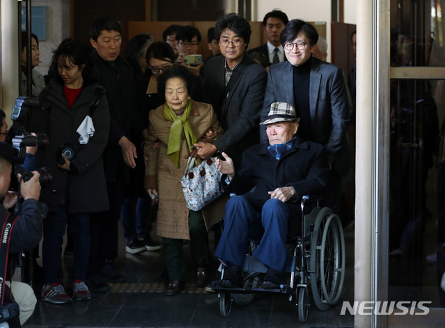 【서울=뉴시스】김선웅 기자 = 강제징용 피해자 이춘식 씨가 30일 오후 서울 서초구 대법원에서 열린 일제강제동원 피해자들의 신일철주금에 대한 손해배상 청구소송 재상고심 판결에 참석, 선고를 마친 후 법원을 나서고 있다. 대법원은 일본 기업이 강제징용 피해자에 1억원을 배상해야 한다고 판결했다. 2018.10.30. mangusta@newsis.com