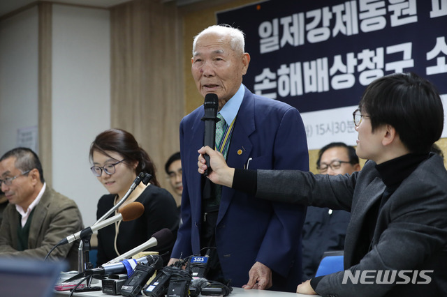 【서울=뉴시스】김선웅 기자 = 대법원이 강제징용 피해자에게 일본기업이 1억원을 배상하라고 판결을 내린 30일 오후 서울 서초구 민주사회를위한변호사모임(민변)에서 강제징용 피해자 이춘식 씨가 승소 후 소감을 말하고 있다. 2018.10.30.&nbsp; mangusta@newsis.com