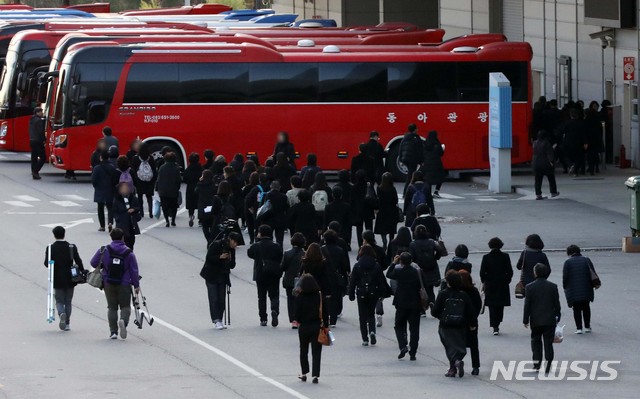 【고양=뉴시스】고범준 기자 = 지난 10월 경기 고양시 일산서구 킨텍스 제2전시장에서 열린 사립유치원 공공성 강화를 위한 비공개 대토론회를 마친 한국유치원총연합회 소속 사립유치원 원장 및 회원들이 퇴장하고 있다. 2018.10.30. bjko@newsis.com