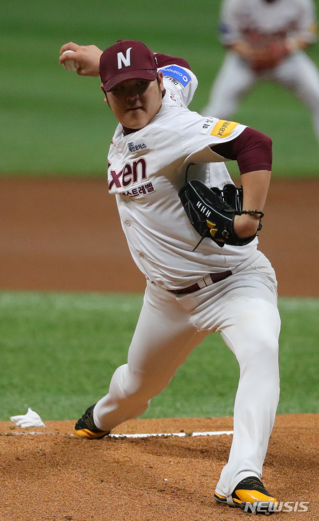 【서울=뉴시스】배훈식 기자 = 30일 오후 서울 구로구 고척스카이돔에서 열린 2018 KBO 포스트시즌 플레이오프 3차전 넥센 히어로즈와 SK 와이번스의 경기, 1회초 넥센 선발 한현희가 역투하고 있다. 2018.10.30. dahora83@newsis.com