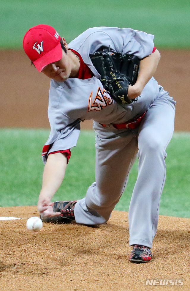 【서울=뉴시스】배훈식 기자 = 30일 오후 서울 구로구 고척스카이돔에서 열린 2018 KBO 포스트시즌 플레이오프 3차전 넥센 히어로즈와 SK 와이번스의 경기, 1회말 SK 선발 박종훈이 역투하고 있다. 2018.10.30. dahora83@newsis.com