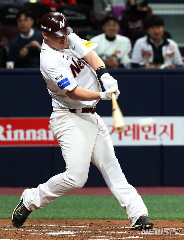 【서울=뉴시스】추상철 기자 = 30일 오후 서울 구로구 고척스카이돔에서 열린 '2018 KBO 포스트시즌 플레이오프 3차전 SK와이번스와 넥센히어로즈의 경기. 2회말 1아웃 주자1루 상황에서 넥센 샌즈가 타격하고 있다. 2018.10.30.&nbsp; scchoo@newsis.com