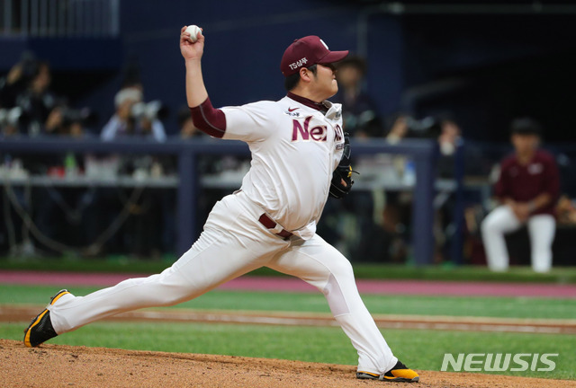 【서울=뉴시스】배훈식 기자 = 30일 오후 서울 구로구 고척스카이돔에서 열린 2018 KBO 포스트시즌 플레이오프 3차전 넥센 히어로즈와 SK 와이번스의 경기, 4회초 넥센 선발 한현희가 SK 클린업 트리오 최정, 로맥, 박정권을 차례로 삼진 처리하고 있다. 2018.10.30. dahora83@newsis.com