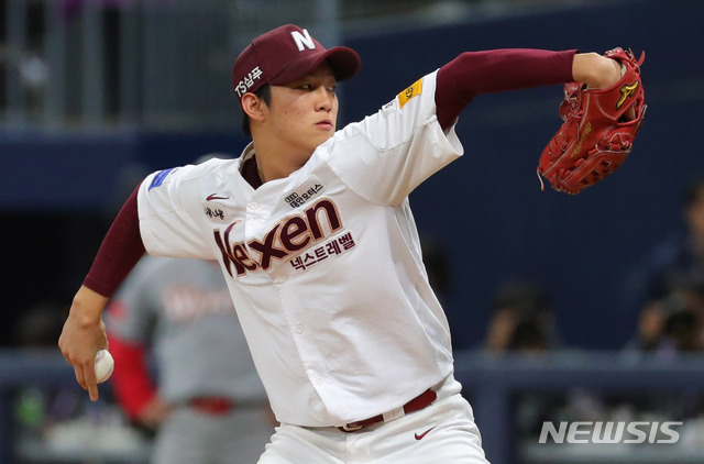 【서울=뉴시스】배훈식 기자 = 30일 오후 서울 구로구 고척스카이돔에서 열린 2018 KBO 포스트시즌 플레이오프 3차전 넥센 히어로즈와 SK 와이번스의 경기, 7회초 마운드에 오른 넥센 구원 안우진이 역투하고 있다. 2018.10.30. dahora83@newsis.com