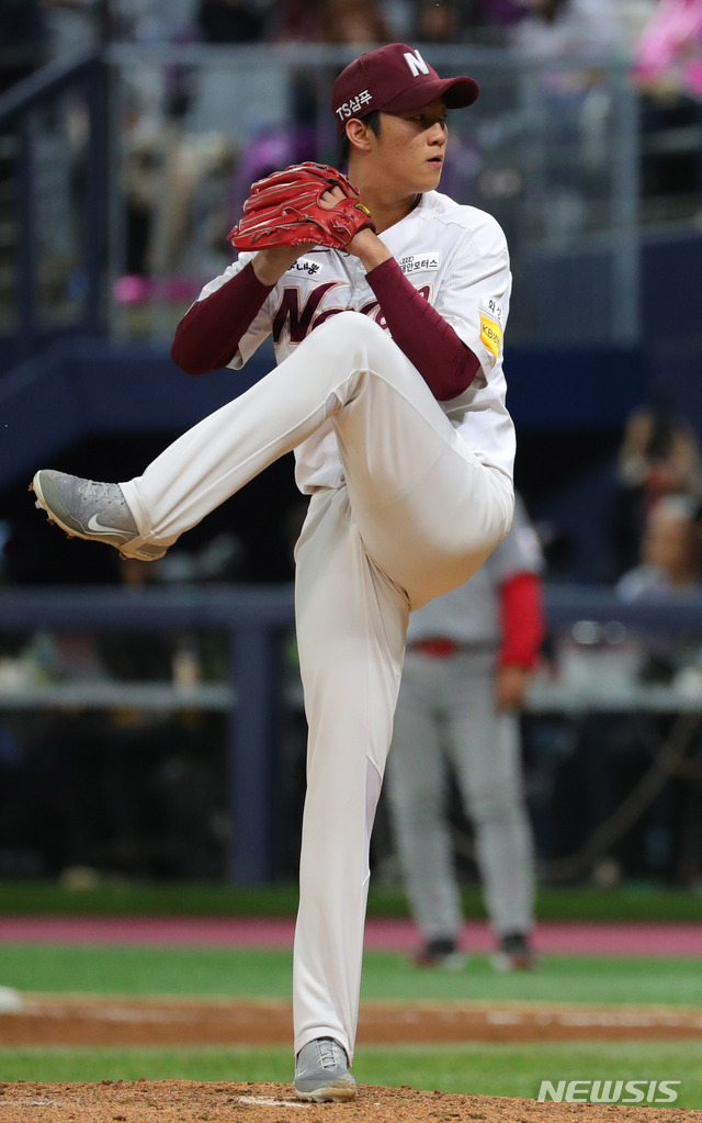 【서울=뉴시스】배훈식 기자 = 30일 오후 서울 구로구 고척스카이돔에서 열린 2018 KBO 포스트시즌 플레이오프 3차전 넥센 히어로즈와 SK 와이번스의 경기, 7회초 마운드에 오른 넥센 구원 안우진이 역투하고 있다. 2018.10.30. dahora83@newsis.com