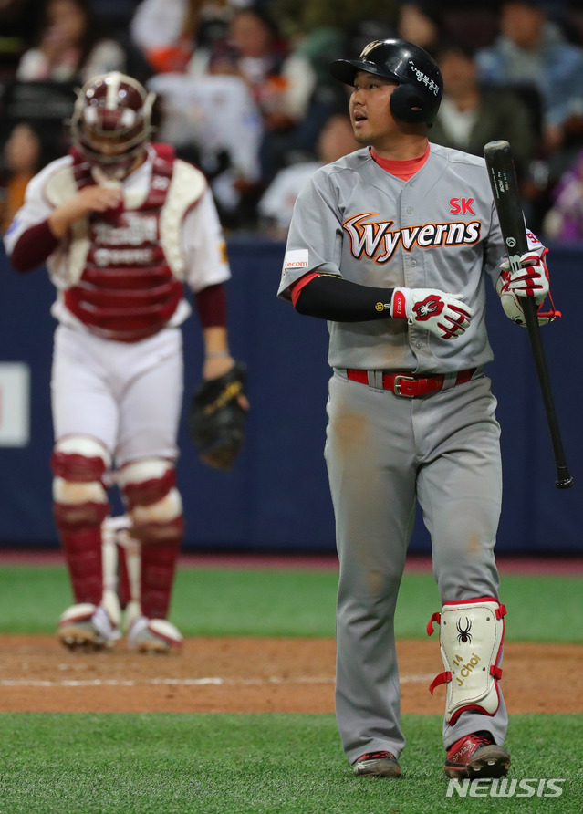 【서울=뉴시스】배훈식 기자 = 30일 오후 서울 구로구 고척스카이돔에서 열린 2018 KBO 포스트시즌 플레이오프 3차전 넥센 히어로즈와 SK 와이번스의 경기, 8회초 1사 2루 상황에서 SK 최정이 삼진을 당한 뒤 덕아웃으로 향하고 있다. 2018.10.30. dahora83@newsis.com