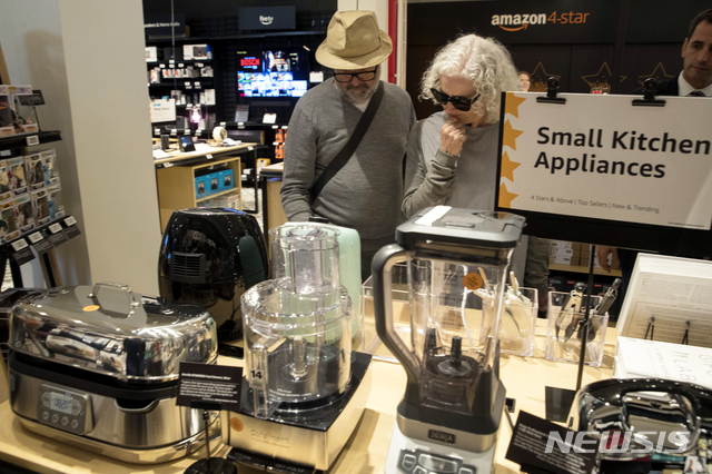 【뉴욕=AP/뉴시스】30일(현지시간) 민간 경제조사기관인 콘퍼런스보드는 10월 소비자신뢰지수가 전달의 135.3에서 137.9로 올랐다고 발표했다. 이는 시장 전망치인 136.0를 상회한 수치이자 2000년 9월이후 최고치다. 지난 9월29일 뉴욕 아마존 오프라인 매장에서 고객들이 제품을 둘러보고 있는 모습. 2018.10.31