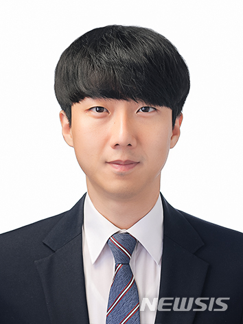 【전주=뉴시스】윤난슬 기자 = 전북대학교는 박성용 대학원생(토목공학과 해안·수공학연구실 석사과정)이 최근 열린 '제6회 한국연안방재학회 연례 학술대회'에서 우수논문상을 받았다고 31일 밝혔다. 2018.10.31.(사진=전북대 제공) photo@newsis.com