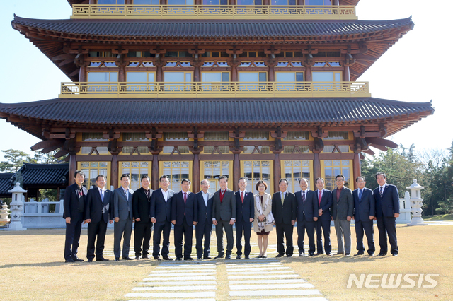 【경주=뉴시스】 이은희 기자 = 제268차 경북시군의회의장협의회 참석자들이 경주 황룡원에서 기념촬영을 하고 있다.2018.10.31. (사진= 경주시의회 제공)photo@newsis.com