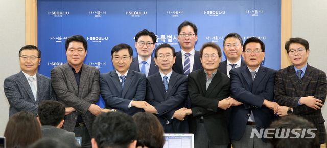 【서울=뉴시스】 박원순 서울시장과 서울 자치구청장들은 30일 초중고교 전면 무상급식을 실현하겠다고 약속했다. (사진= 동작구청 제공) photo@newsis.com