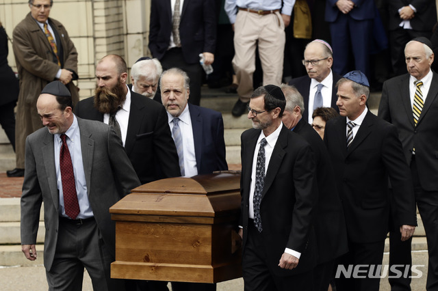  【피츠버그=AP/뉴시스】피츠버그 유대교 예배당 총격 사건 희생자 유가족들이 30일(현지시간) 장례식을 마친 뒤 희생자의 관을 옮기고 있다. 장례에 치러진 이들은 27일 총격 사건으로 나란히 숨진 세실 로즌솔(59)과 데이비드 로즌솔(54) 형제다. 2018.11.02.