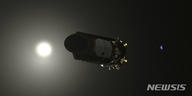 【워싱턴=AP/뉴시스】미 항공우주국(NASA)이 공개한 케플러 우주망원경의 비행 모습 상상도. 나사는 30일(현지시간) 케플러가 배터리 수명이 다해 더이상 행성 탐사 기능을 수행할 수 없게 됐다며 케플러가 사망했다고 발표했다. 케플러는 지난 9년반 동안 모두 2681개의 외계 행성을 찾아냈다. 2018.10.31