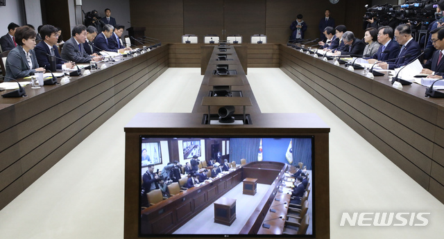 【세종=뉴시스】강종민 기자 = 이낙연 국무총리가 31일 오전 정부세종청사에서 열린 국정현안점검조정회의에서 모두발언을 하고 있다. 2018.10.31. ppkjm@newsis.com