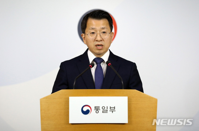 【서울=뉴시스】이영환 기자 = 백태현 통일부 대변인이 31일 오전 서울 종로구 정부서울청사 브리핑룸에서 정례 브리핑을 하고 있다. 2018.10.31.&nbsp; 20hwan@newsis.com