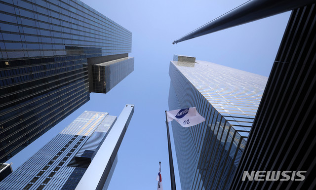 【서울=뉴시스】추상철 기자 = 삼성전자가 2018년 3분기 연결기준 영업이익 17조5700억 원을 기록 역대 최고 실적을 냈다고 실적발표를 통해 밝혔다. 31일 오전 서울 서초구 삼성전자 서초사옥에서 삼성 깃발이 바람에 펄럭이고 있다. 2018.10.31.&nbsp; scchoo@newsis.com