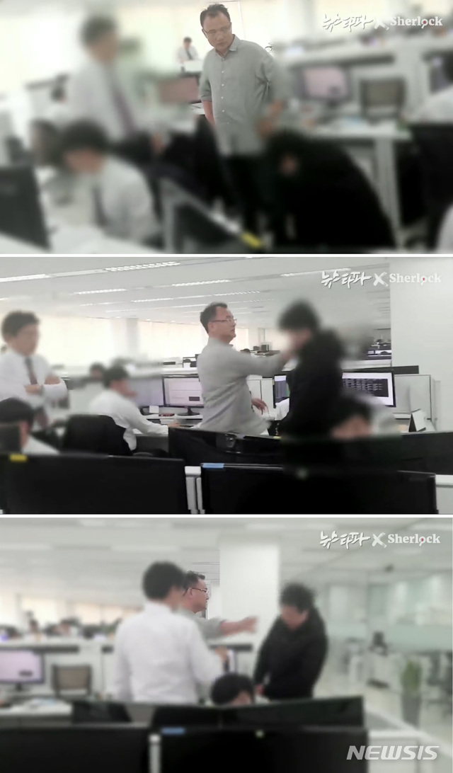 【서울=뉴시스】 국내 웹하드 업체 '위디스크'의 실소유주 양진호 한국미래기술 회장이 '위디스크' 직원을 폭행하는 영상이 공개돼 파문이 일고 있다. 사진은 뉴스타파가 공개한 양 회장의 폭행 동영상 캡처. 2018.10.31.(사진=한국탐사저널리즘센터 뉴스타파 제공)&nbsp;&nbsp; photo@newsis.com 