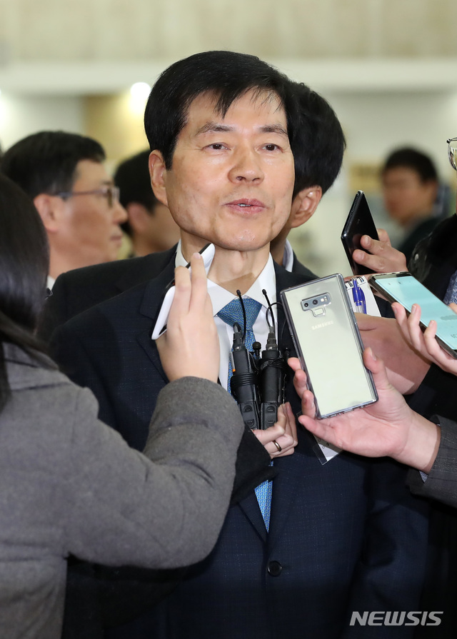 【서울=뉴시스】이영환 기자 = 김태한 삼성바이오로직스 사장이 31일 오후 서울 종로구 정부서울청사 금융위원회 대회의실에서 열린 증권선물위원회 삼성바이오로직스 분식회계 재감리 심의에 참석하며 취재진의 질의에 답하고 있다. 2018.10.31. 20hwan@newsis.com