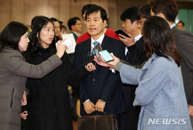 【서울=뉴시스】이영환 기자 = 김태한 삼성바이오로직스 사장이 지난달 31일 오후 서울 종로구 정부서울청사 금융위원회 대회의실에서 열린 증권선물위원회 삼성바이오로직스 분식회계 재감리 심의에 참석하며 취재진의 질의에 답하고 있다. (뉴시스 DB) hwan@newsis.com