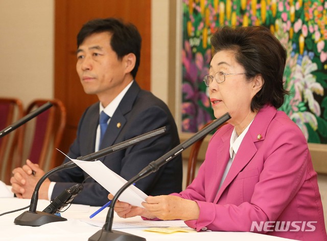 【서울=뉴시스】 국회사진기자단 = 31일 오전 서울 서초구 내곡동 국가정보원에서 열린 국회 정보위원회의 국정원에 대한 국정감사가 진행된 가운데 여야간사 김민기 위원(더불어민주당)과 이은재 위원(자유한국당)이 중간 브리핑을 하고 있다. 2018.10.31. photo@newsis.com