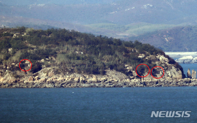 【연평도=뉴시스】최동준 기자 = 서해 해상 적대행위 금지구역 합의 시행을 하루 앞둔 31일 오후 인천시 옹진군 연평면 망향전망대에서 바라본 북한 장재도의 포진지가 닫혀 있다. 2018.10.31. photocdj@newsis.com
