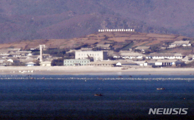 【연평도=뉴시스】최동준 기자 = 31일 인천 옹진군 연평도에서 바라본 북한 옹진군 마을이 보이고 있다.남북은 '9·19 군사합의서'에 따라 오는 1일부터 해안포 포문을 폐쇄해야 하며 황해도 내륙지역의 모든 포에 대해서도 서해 해상 적대행위 금지구역으로 사격이 금지된다. 2018.10.31. photocdj@newsis.com