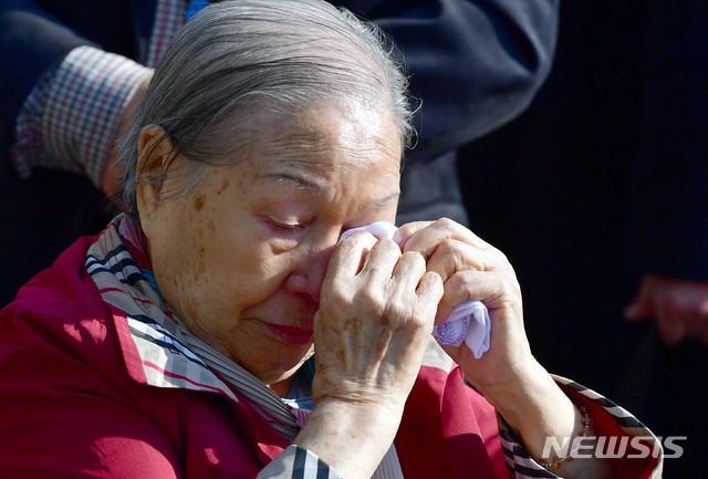 【광주=뉴시스】류형근 기자 = 31일 오후 광주 동구 광주고등법원 앞에서 일제 강점기 시절 강제징용 피해자 김재림 할머니가 전범기업 미쓰비시중공업을 상대로 제기한 손해배상 소송 항소심 사건 첫 변론기일을 마친 뒤 기자회견을 하며 눈물을 흘리고 있다. 2018.10.31. hgryu77@newsis.com