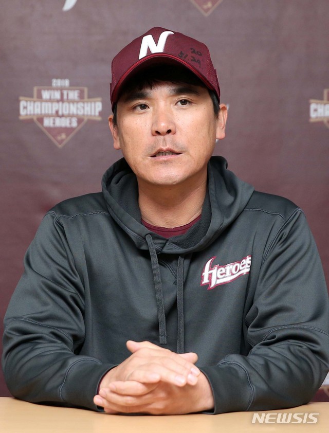 【서울=뉴시스】고범준 기자 = 31일 오후 서울 구로구 고척스카이돔에서 열린 2018 KBO 포스트시즌 플레이오프 4차전 넥센 히어로즈와 SK 와이번스의 경기에 앞서 장정석 넥센 감독이 취재진과 인터뷰를 하고 있다. 2018.10.31. bjko@newsis.com